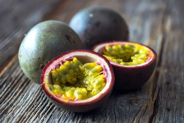 Ganze und in Scheiben geschnittene Passionsfrüchte — Stockfoto