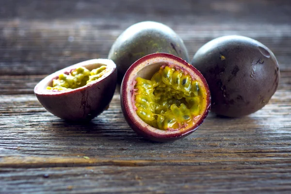 Whole and sliced passion fruits — Stock Photo, Image