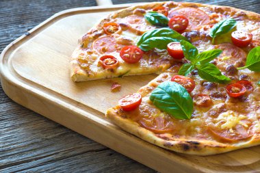 Dilimlenmiş pizza Mozzarella peyniri ile