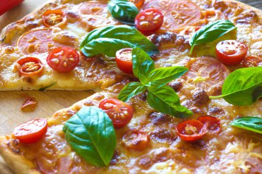 Dilimlenmiş pizza Mozzarella peyniri ile