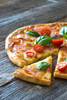 Dilimlenmiş pizza Mozzarella peyniri ile