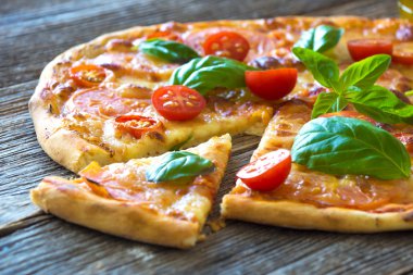 Dilimlenmiş pizza Mozzarella peyniri ile