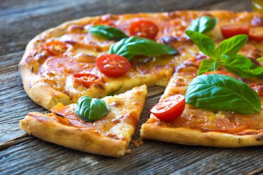 Dilimlenmiş pizza Mozzarella peyniri ile
