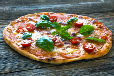 Bütün pizza Mozzarella peyniri ile