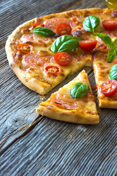 Gesneden pizza met mozzarella — Stockfoto