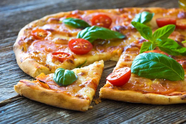 Gesneden pizza met mozzarella — Stockfoto