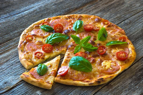 Pizza rebanada con mozzarella — Foto de Stock