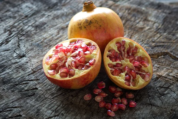 Hele en gesneden sappige granaatappels — Stockfoto