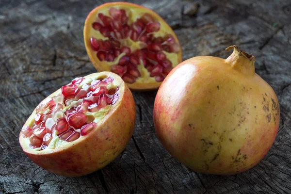 Hel och skivad saftiga Granatäpplen — Stockfoto