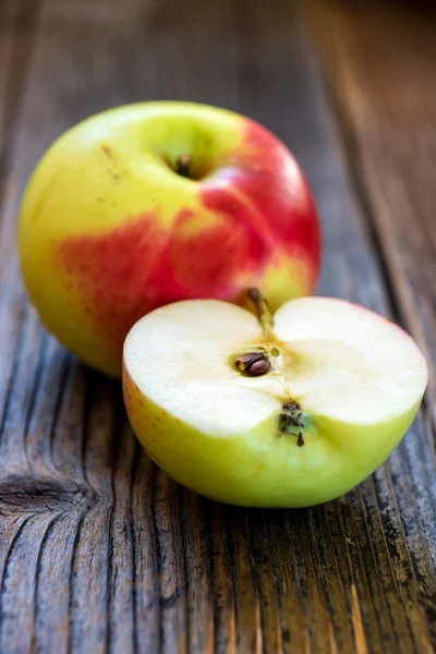 Bütün ve dilimlenmiş kırmızı ve sarı elmalar — Stok fotoğraf