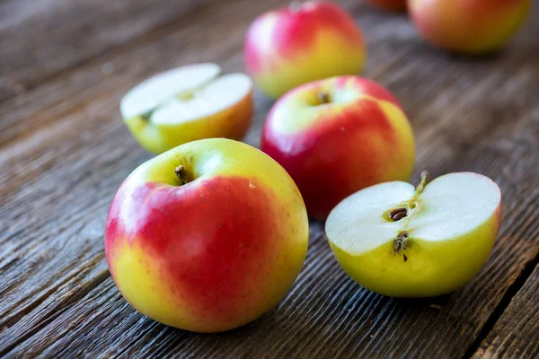 Bütün ve dilimlenmiş elma — Stok fotoğraf