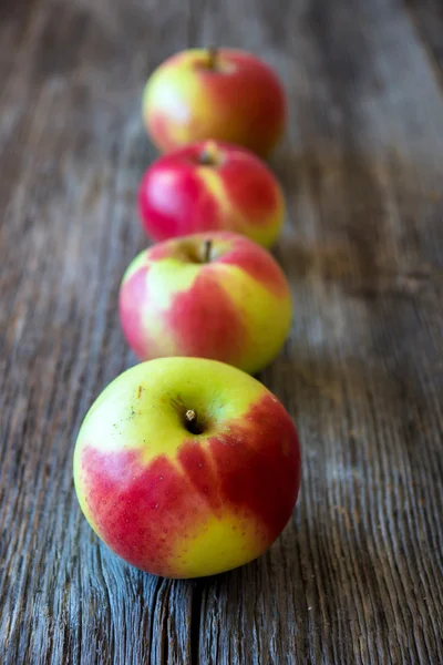 Цілі червоні та жовті яблука — стокове фото