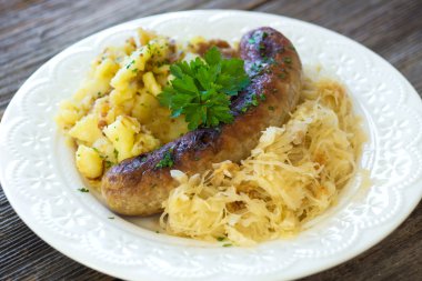 Lahana ve patates ile kızarmış sosis