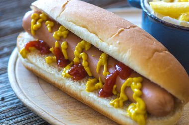Taze salata ile iştah açıcı hotdog