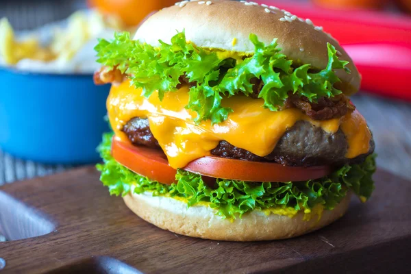 Friss, étvágygerjesztő hamburger — Stock Fotó