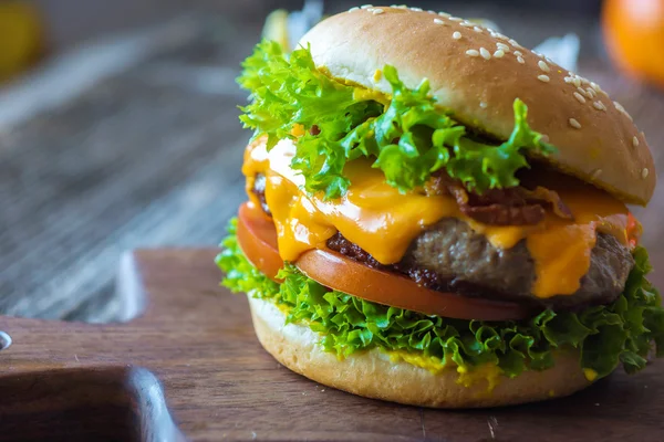 新鮮な食欲をそそるハンバーガー — ストック写真