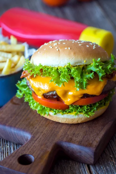 Аппетитный гамбургер с картошкой фри — стоковое фото