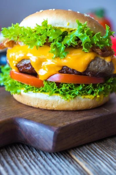 Свежий, аппетитный гамбургер — стоковое фото