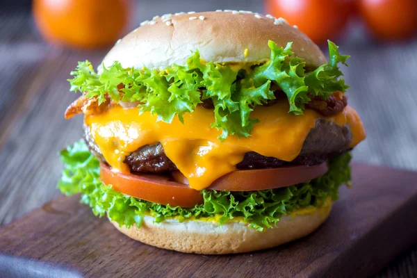 Hamburger frais et appétissant — Photo