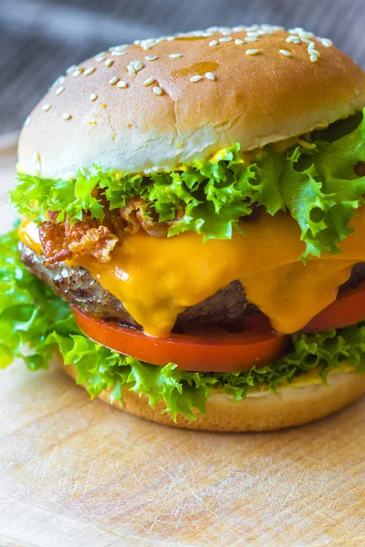 Hambúrguer fresco e apetitoso — Fotografia de Stock