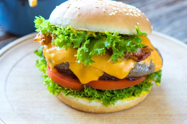 Fresh, appetizing hamburger — Stock Photo, Image