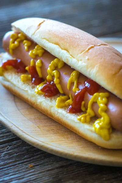 Hot dog appetitoso con insalata fresca — Foto Stock