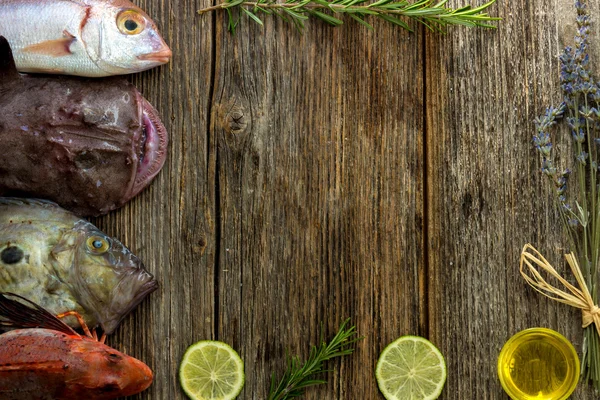 Φρέσκα θαλασσινά ψάρια και λαχανικά — Φωτογραφία Αρχείου
