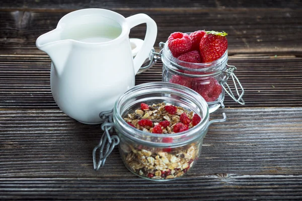Здоровый завтрак со свежими ягодами — стоковое фото