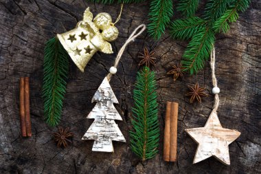 Noel süsleri, baharat ve köknar dal