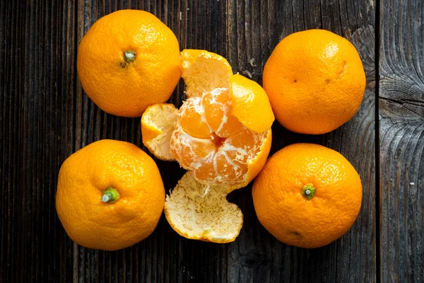 Ganze und offene Mandarinen — Stockfoto