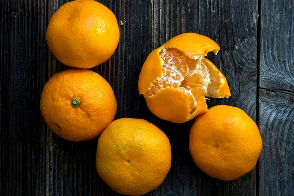 Ganze und offene Mandarinen — Stockfoto