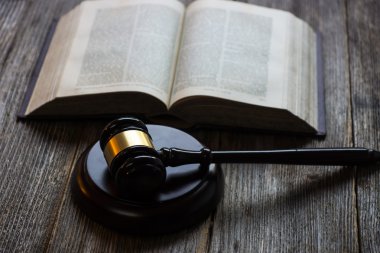 Dekoratif çekiç ve açık kitap