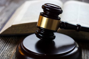 Dekoratif çekiç ve açık kitap