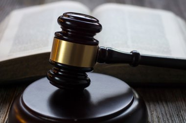 Dekoratif çekiç ve açık kitap