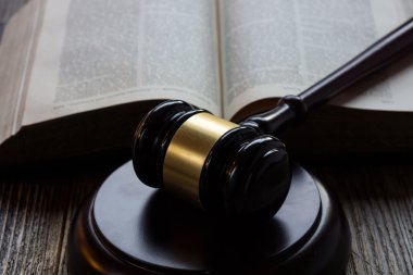 Dekoratif çekiç ve açık kitap