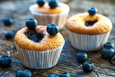 Yaban mersinli kek çilek ile