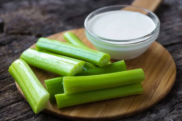 Palitos de apio con salsa blanca —  Fotos de Stock