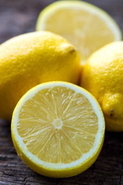 Bütün ve dilimlenmiş taze limon