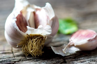 Yakın çekim görünümü otlar ve sarımsak