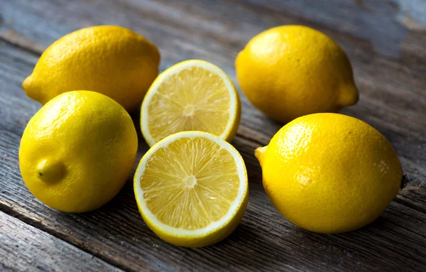 全体とスライスした新鮮なレモン — ストック写真