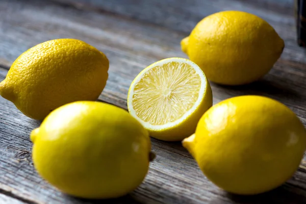全体とスライスした新鮮なレモン — ストック写真