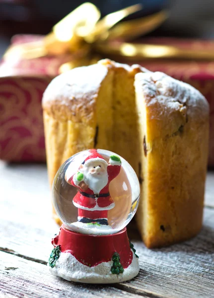 Bola de neve com Papai Noel e pão festivo — Fotografia de Stock