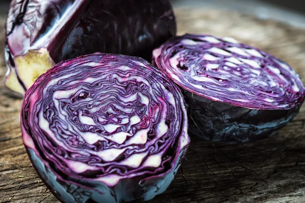 Fresh sliced red cabbage — Stock Photo, Image