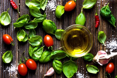Bazilika yaprak, domates ve biber