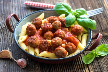 pasta köfte, domates sos ile