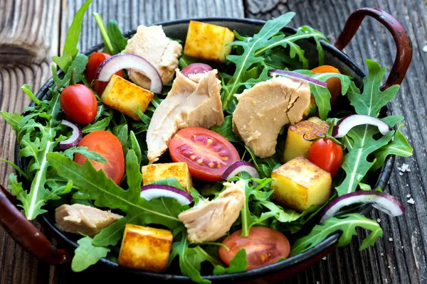 Salada com rúcula, tomate e queijo grelhado — Fotografia de Stock