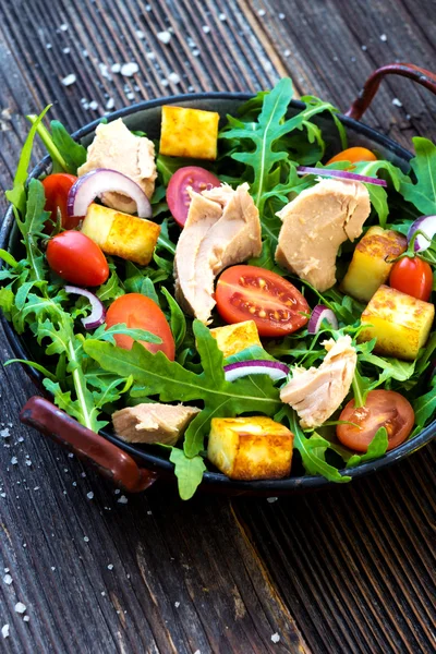 Salada com rúcula, tomate e queijo grelhado — Fotografia de Stock