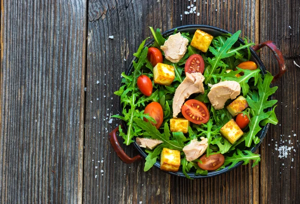 Ensalada con rúcula, tomates y queso a la parrilla —  Fotos de Stock