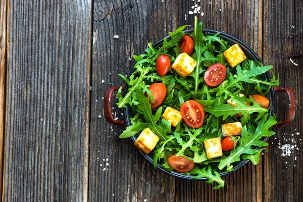 Салат з руколами, помідорами та сиром на грилі — стокове фото