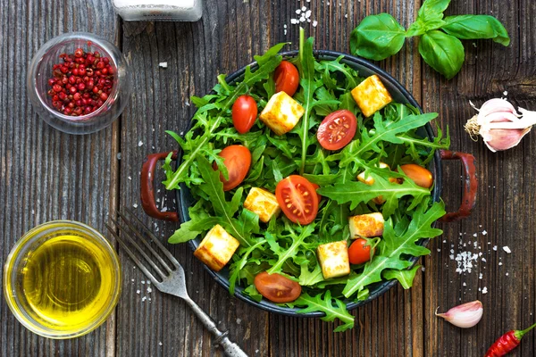 Rucola, domates ve peynirli salata